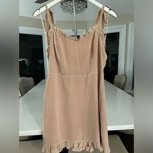 Le Lis Women’s Tan Gingham Tie Up Dress EUC